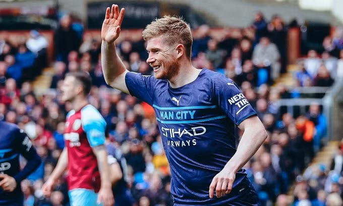 Kevin de Bruyne giúp Man City đòi lại ngôi đầu từ tay Liverpool chỉ sau vài tiếng.
