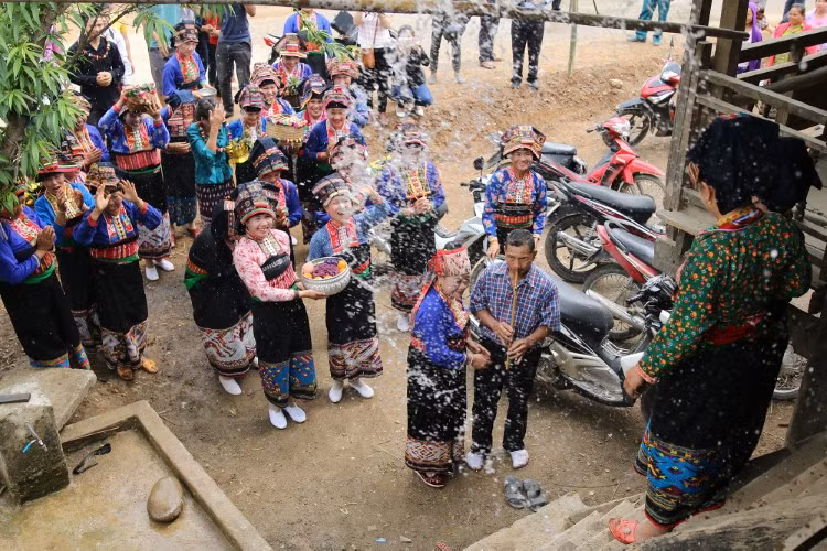 Người dân té nước cho nhau với mong muốn sẽ gặp nhiều điều tốt lành.