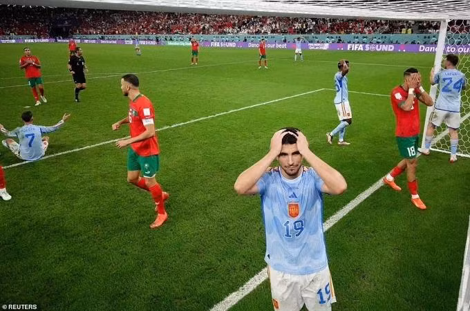 Cầu thủ Tây Ban Nha ôm đầu tiếc nuối vì phải rời World Cup 2022. Cầu thủ Tây Ban Nha ôm đầu tiếc nuối vì phải rời World Cup 2022.