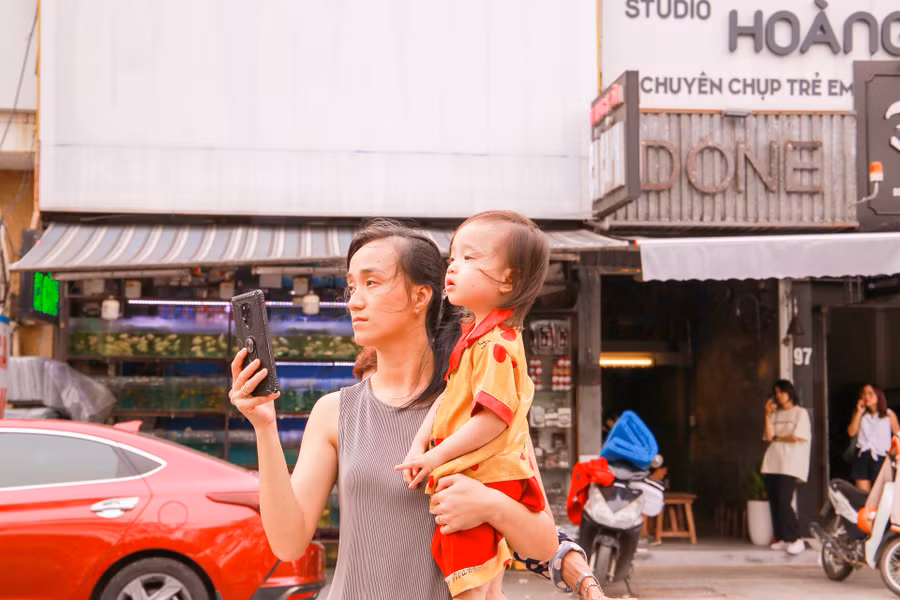 Nhiều phụ huynh cùng các em nhỏ theo dõi lễ hội Quảng diễn đường phố.
