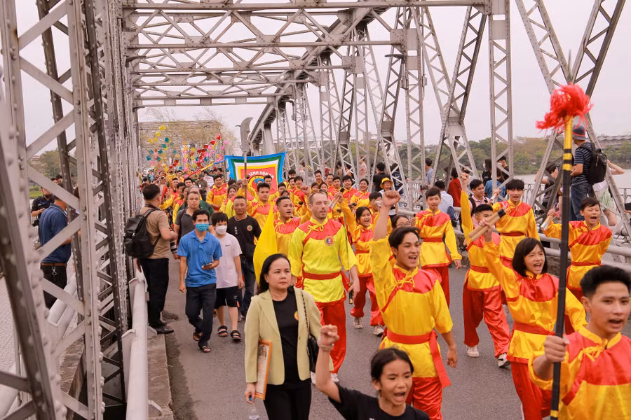 Tại mỗi điểm diễn cũng như trong suốt lộ trình của quảng diễn, các đoàn sẽ thay nhau trình diễn những tiết mục mang sắc màu văn hoá truyền thống của mình.