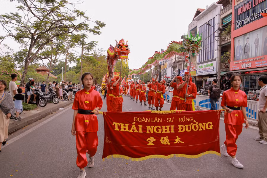 Đoàn Lân sư rồng Thái Nghi Đường biểu diễn tại đường Trần Hưng Đạo.