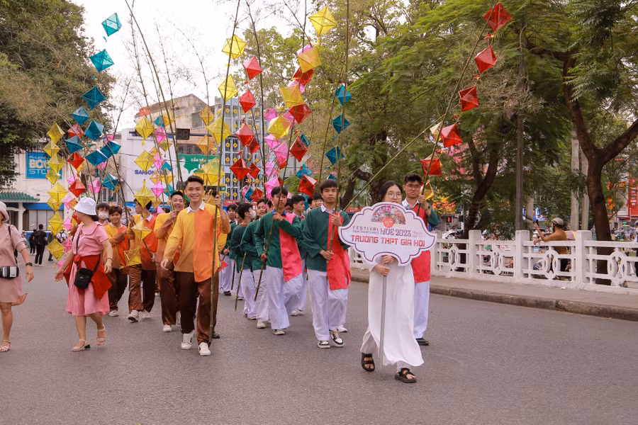 Nhóm cầm lồng đèn tham gia quảng diễn đường phố.
