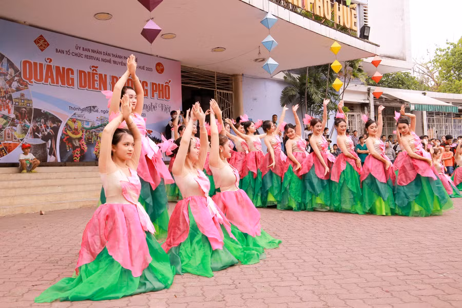 Tiết mục biểu diễn múa sen mở màn tại lễ khai mạc.