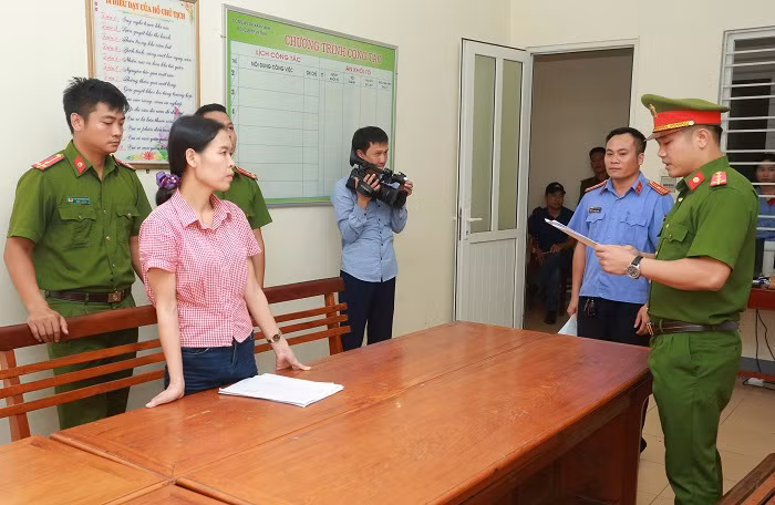 Cơ quan điều tra tống đạt lệnh khởi tố, bắt tạm giam Nguyễn Thị Kim Anh.