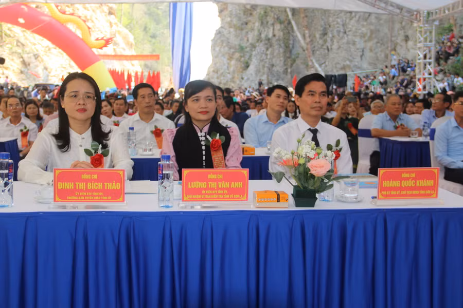 Lãnh đạo tỉnh Sơn La dự lễ công bố hoàn thành xóa nhà tạm. Lãnh đạo tỉnh Sơn La dự lễ công bố hoàn thành xóa nhà tạm.