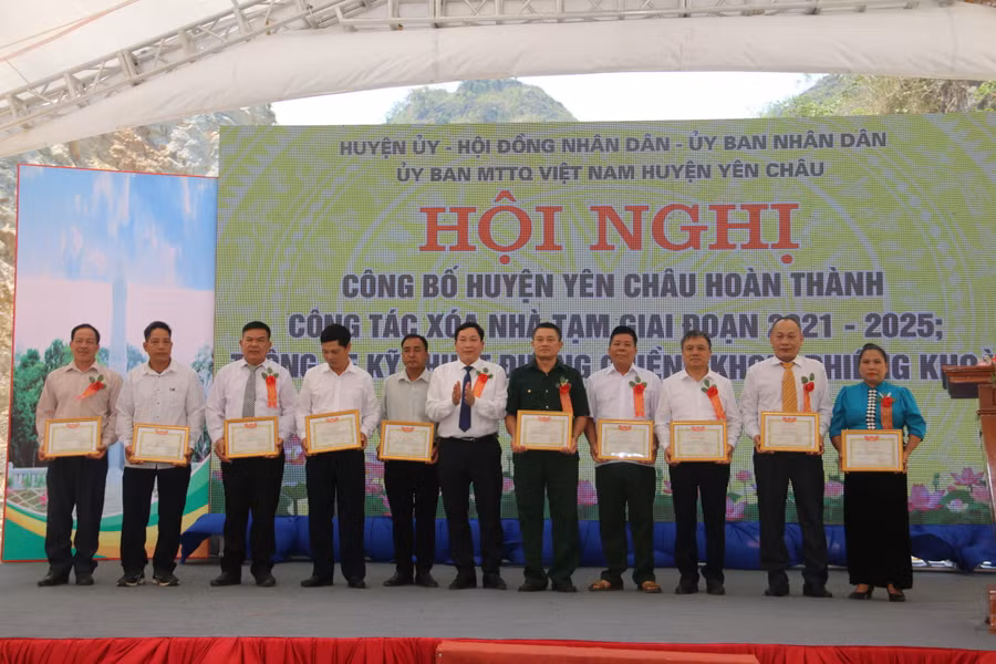 Chủ tịch UBND huyện Yên Châu tặng Giấy khen cho các tập thể và cá nhân. Chủ tịch UBND huyện Yên Châu tặng Giấy khen cho các tập thể và cá nhân.