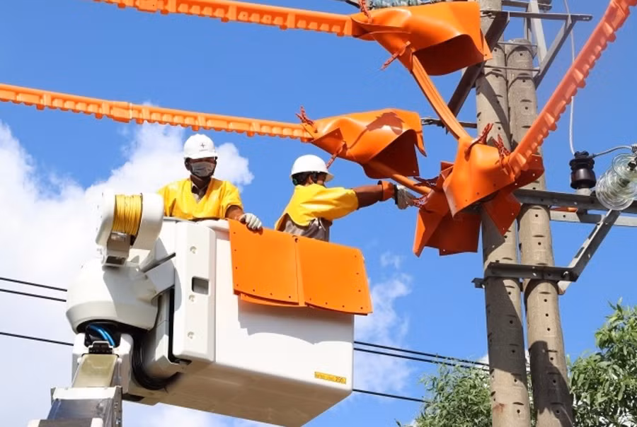 Thời tiết nắng nóng khiến mức tiêu thụ điện tăng cao.