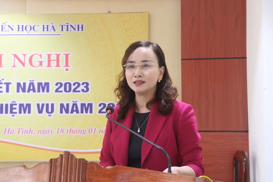 Bà Đặng Thị Quỳnh Diệp - Giám đốc Sở GD&amp;ĐT phát biểu tại Hội nghị.