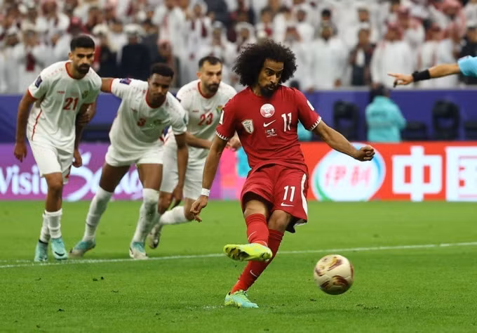 Akram Afif ghi hat-trick phạt đền và trở thành Vua phá lưới với 8 bàn tại Asian Cup 2023. Akram Afif ghi hat-trick phạt đền và trở thành Vua phá lưới với 8 bàn tại Asian Cup 2023.