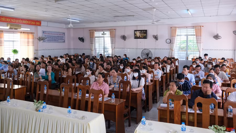 Hơn 120 cán bộ quản lý, giáo viên các trường Mầm non, TH, THCS quận Ninh Kiều tham gia tập huấn.