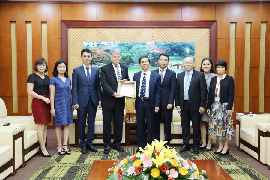Cơ quan Lưu trữ hai nước chụp ảnh lưu niệm