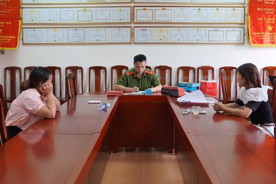 Phạm Thị Thắm (bên trái) và Lò Thị H (bên phải) tại cơ quan Công an. Phạm Thị Thắm (bên trái) và Lò Thị H (bên phải) tại cơ quan Công an.