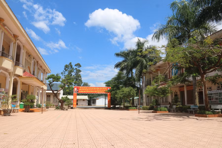 Khuôn viên Trường Tiểu học - THCS Tà Làng. Khuôn viên Trường Tiểu học - THCS Tà Làng.