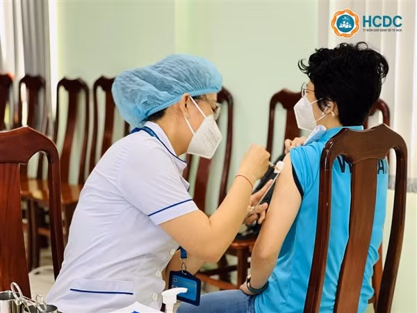 Các nhân viên y tế tại quận Tân Phú (Thành phố Hồ Chí Minh) được tiêm nhắc lại vắc-xin Covid-19. Ảnh: HCDC.
