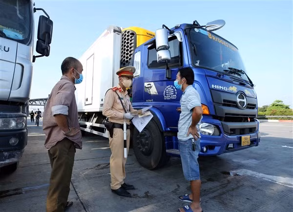 Lực lượng CSGT tuần tra, kiểm soát trên tuyến cao tốc.