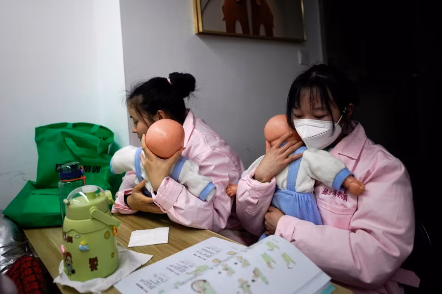 Thị trường lao động ngày càng đòi hỏi cao về chất lượng nguồn nhân lực. Thị trường lao động ngày càng đòi hỏi cao về chất lượng nguồn nhân lực.