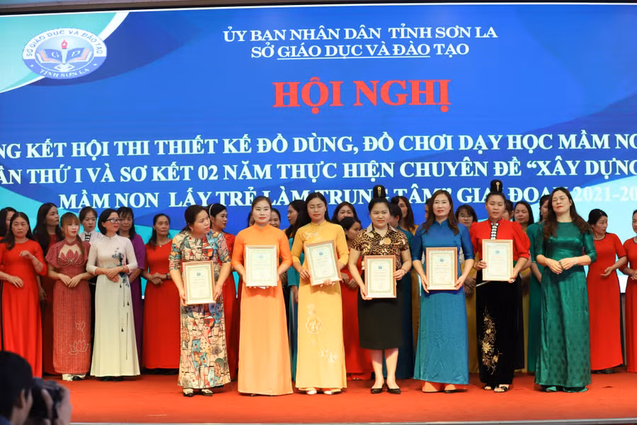 Hội thi có 36 bộ sản phẩm của 36 cơ sở giáo dục mầm non đến từ 12 Phòng GD&ĐT các huyện, thành phố tham gia. Hội thi có 36 bộ sản phẩm của 36 cơ sở giáo dục mầm non đến từ 12 Phòng GD&ĐT các huyện, thành phố tham gia.