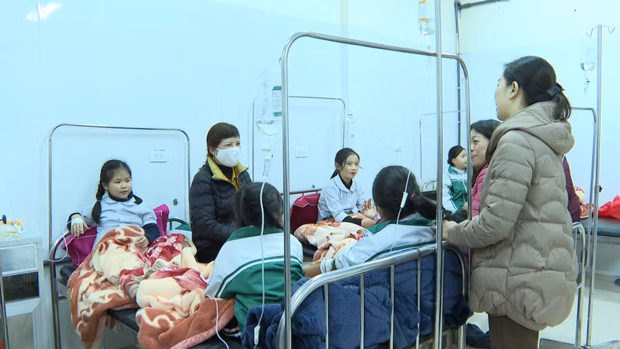 Gia đình và nhà trường thăm nom học sinh tại Bệnh viện Đa khoa Mộc Châu.
