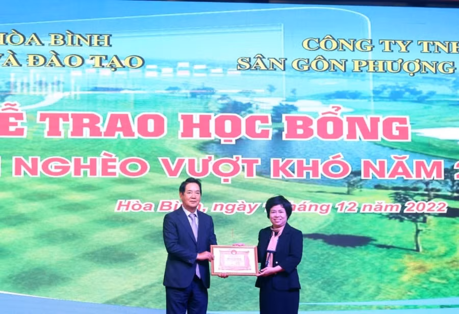 Lãnh đạo Hội Khuyến học tỉnh Hoà Bình trao Bảng vàng khuyến học cho Công ty TNHH Sân Gôn Phượng Hoàng.