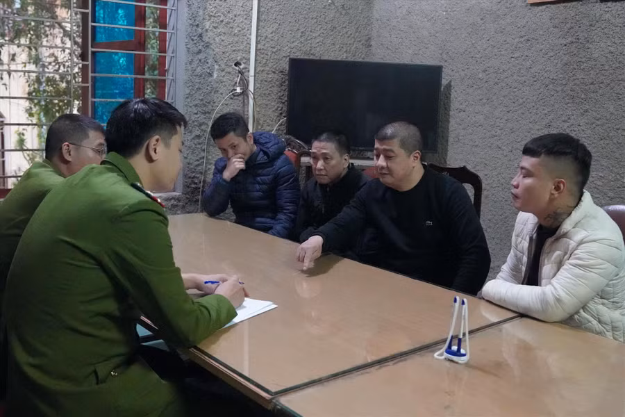 Các đối tượng tại cơ quan Công an.
