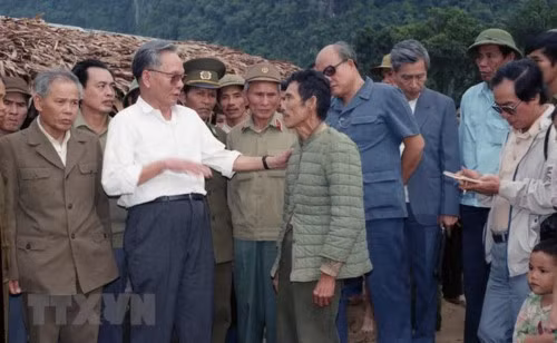 Chủ tịch nước Lê Đức Anh thăm hỏi các gia đình bị thiệt hại do trận lũ quét đêm mồng 7, rạng sáng 8/10/1992 tại xã Trường Sơn, huyện Quảng Ninh, tỉnh Quảng Bình. (Ảnh: Cao Phong/TTXVN Chủ tịch nước Lê Đức Anh thăm hỏi các gia đình bị thiệt hại do trận lũ quét đêm mồng 7, rạng sáng 8/10/1992 tại xã Trường Sơn, huyện Quảng Ninh, tỉnh Quảng Bình. (Ảnh: Cao Phong/TTXVN