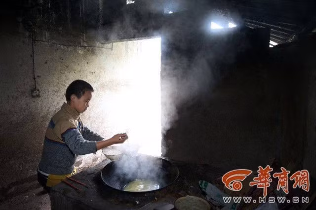 Bé 13 tuổi nuôi hai bố mẹ mù khiến hàng triệu người xúc động - Ảnh 6