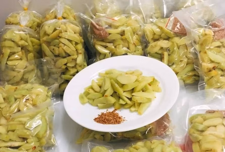 Táo mèo muối xổi - món ăn đang gây sốt trên thị trường gần đây.