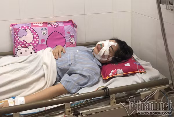 Cô gái xinh đẹp phải rạch mặt để nặn mủ do tiêm mỡ tự thân làm đẹp Cô gái xinh đẹp phải rạch mặt để nặn mủ do tiêm mỡ tự thân làm đẹp