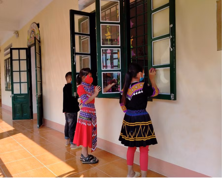 HS cùng tham gia khử khuẩn phòng, chống dịch trong trường học. 
