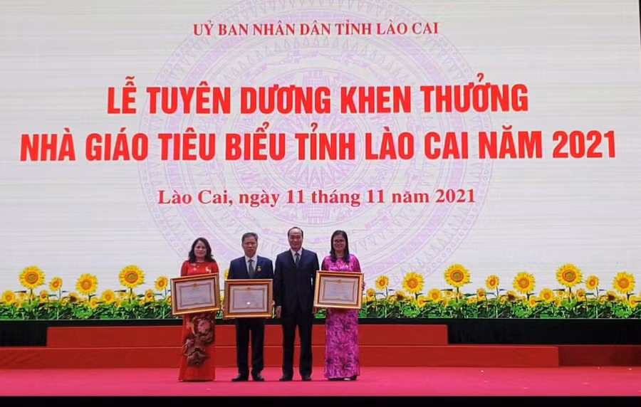 Đồng chí Vũ Xuân Cường- Phó Bí thư thường trực Tỉnh ủy trao danh hiệu cho 3 nhà giáo ưu tú tỉnh Lào Cai năm 2021