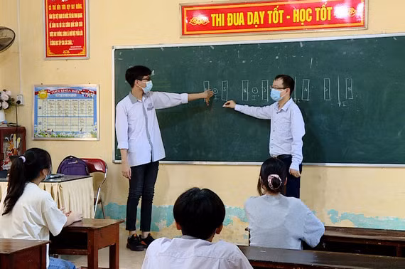 Thầy Trần Minh Tú luôn đổi mới phương pháp giảng dạy giúp học sinh tiếp thu bài tốt nhất