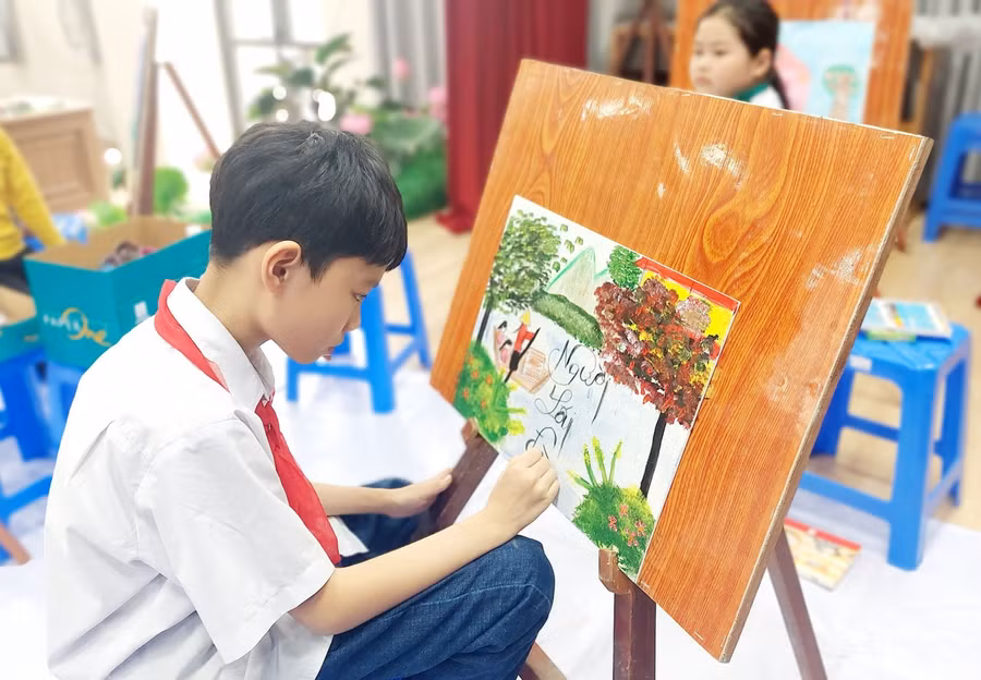 Học sinh thể hiện năng khiếu hội họa.