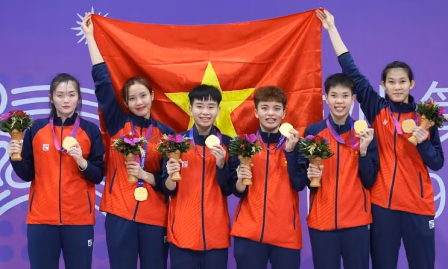 Đội tuyển cầu mây nữ Việt Nam trên bục nhận Huy chương Vàng ASIAD 19. Từ trái sang: Lê Thị Tú Trinh, Trần Thị Hồng Nhung, Nguyễn Thị Ngọc Huyền, Nguyễn Thị My, Nguyễn Thị Yến, Trần Thị Ngọc Yến.