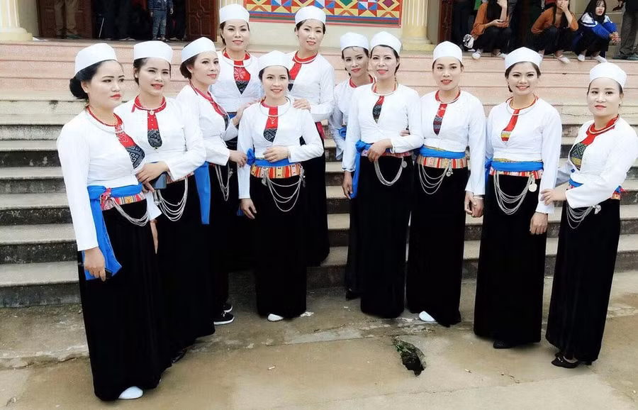 Trang phục truyền thống của người Mường tôn dáng dịu dàng của người con gái. Trang phục truyền thống của người Mường tôn dáng dịu dàng của người con gái.