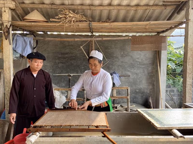 Gia đình ông Nguyễn Văn Chúc, xã Cao Sơn đang thực hiện công đoạn seo giấy trên khuôn.