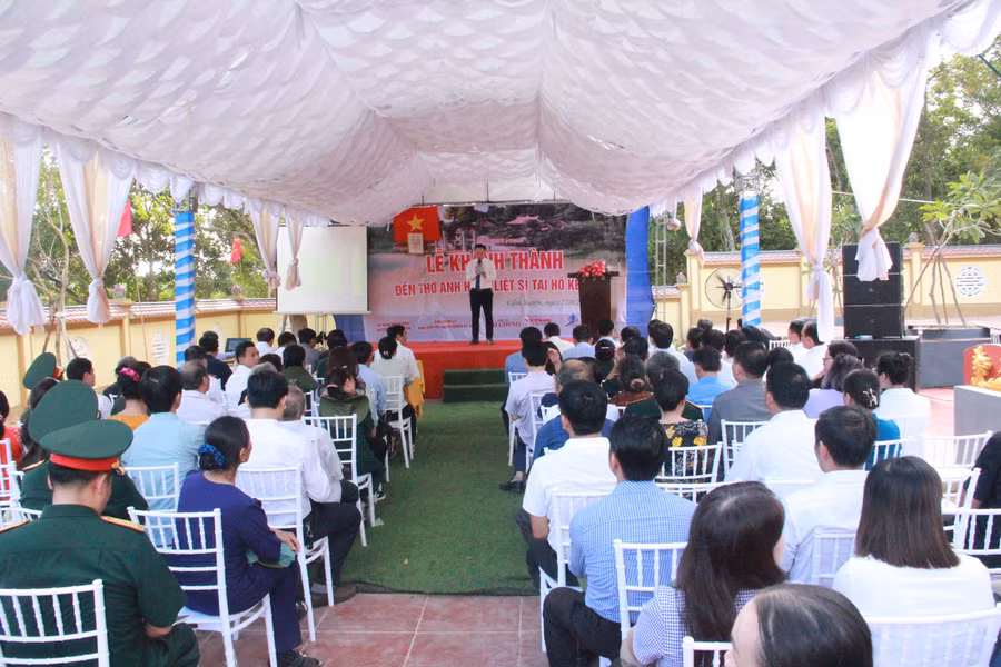 Lễ khánh thành Đền thờ anh hùng liệt sĩ tại hồ Kẻ Gỗ được tổ chức long trọng. (Ảnh: Vũ Long)