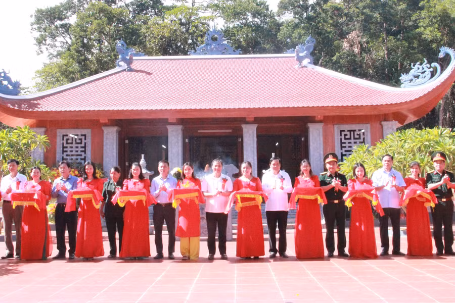 Lễ cắt băng khánh thành Đền thờ anh hùng liệt sĩ tại hồ Kẻ Gỗ. (Ảnh: Vũ Long)