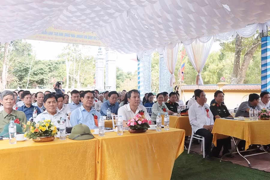 Tham dự buổi lễ có ông Nguyễn Thanh Bình - Chủ tịch Hội Người cao tuổi Việt Nam; ông Hoàng Trung Dũng - Bí thư Tỉnh ủy Hà Tĩnh; ông Võ Trọng Hải - Chủ tịch UBND tỉnh Hà Tĩnh, cùng các sở, ban, ngành, nhà tài trợ, thân nhân liệt sỹ và các nhân chứng lịch sử. (Ảnh: Vũ Long)