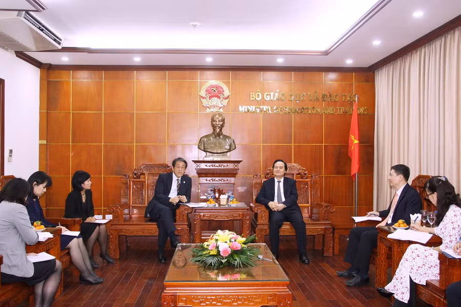 Bộ trưởng Phùng Xuân Nhạ cùng Ngài Umeda Kunio bàn về những vấn đề trong hợp tác lĩnh vực giáo dục Việt Nam – Nhật Bản thời gian tới. Bộ trưởng Phùng Xuân Nhạ cùng Ngài Umeda Kunio bàn về những vấn đề trong hợp tác lĩnh vực giáo dục Việt Nam – Nhật Bản thời gian tới.
