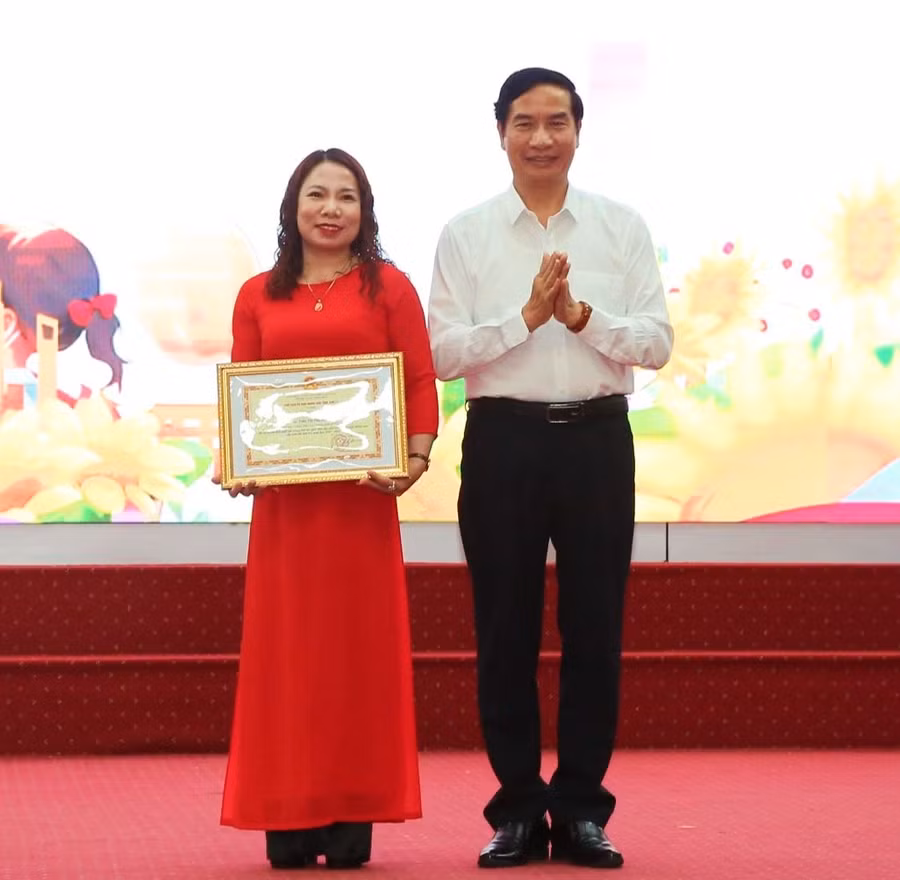PGS. TS Nguyễn Huy Hoàng chuyển trao Bằng khen của Chủ tịch UBND tỉnh Sơn La cho cá nhân có thành tích xuất sắc tại Hội thi.