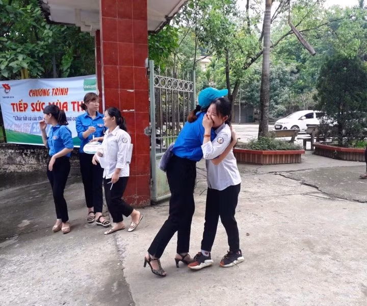 Động viên thí sinh