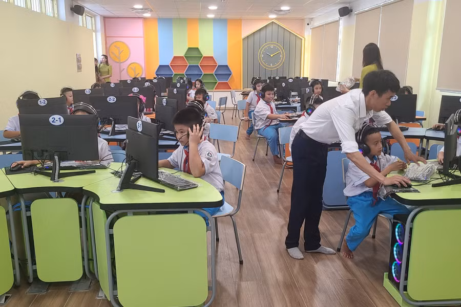 Phòng học máy tính hiện đại đa chức năng rộng 95m2 với tổng chi phí gần 2,9 tỉ đồng. Phòng học máy tính hiện đại đa chức năng rộng 95m2 với tổng chi phí gần 2,9 tỉ đồng.