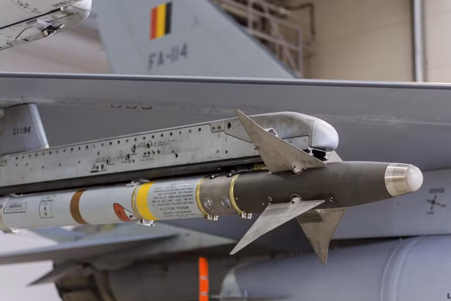 Tên lửa AIM 9 Sidewinder. Ảnh: IT Tên lửa AIM 9 Sidewinder. Ảnh: IT