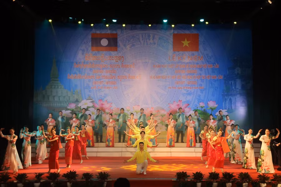 Tiết mục văn nghệ kết hợp giữa Việt Nam - Lào tại Lễ kỷ niệm.