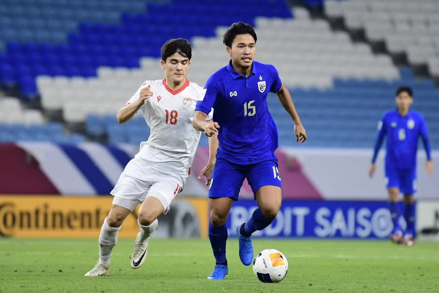 Thái Lan (áo xanh) chơi rời rạc trước Tajikistan và bị loại sớm khỏi giải U23 châu Á 2024. Thái Lan (áo xanh) chơi rời rạc trước Tajikistan và bị loại sớm khỏi giải U23 châu Á 2024.