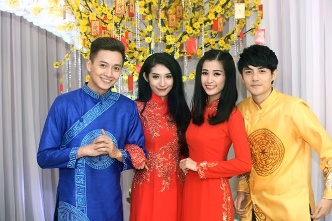 2 cặp đôi đẹp của showbiz là Đông Nhi – Ông Cao Thắng, Khổng Tú Quỳnh – Ngô Kiến Huy sẽ góp mặt trong tiết mục tốp ca Mãi cho em mùa Xuân (sáng tác: Vũ Quốc Việt). 2 cặp đôi đẹp của showbiz là Đông Nhi – Ông Cao Thắng, Khổng Tú Quỳnh – Ngô Kiến Huy sẽ góp mặt trong tiết mục tốp ca Mãi cho em mùa Xuân (sáng tác: Vũ Quốc Việt).