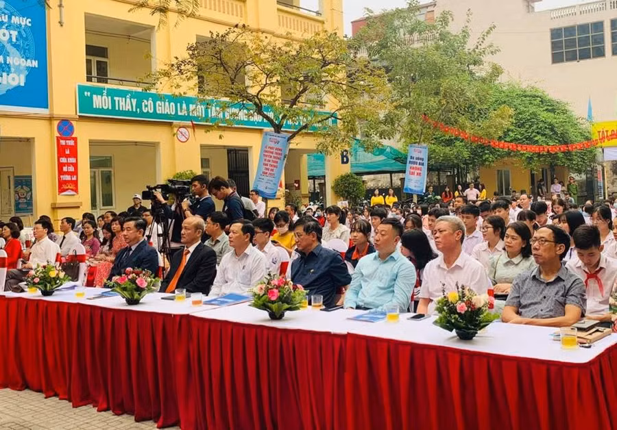 Đại diện các ban ngành tham dự buổi lễ.
