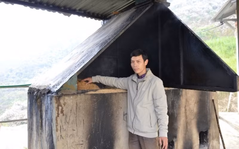 Thầy Vũ Xuân Quế - Hiệu trưởng Trường THCS&amp;THPT Bát Xát (Lào Cai) bên bếp ủ nước nóng bằng trấu được lắp đặt tại trường.
