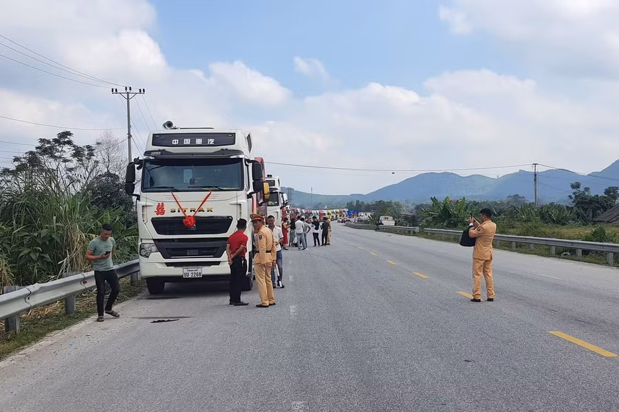 Mặc dù không gây ảnh hưởng giao thông nhưng đoàn xe được cho là bóp còi inh ỏi nên lực lượng chức năng tạm giữ giấy tờ, chờ phương án xử lý. (Ảnh: CTV)
